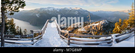 La vue de la baie Howe et les montagnes du haut de la télécabine de la mer au ciel de Squamish en Colombie-Britannique, Canada. Banque D'Images