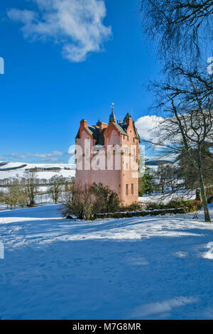 CRAIGIEVAR CASTLE ABERDEENSHIRE ECOSSE TOUR ROSE CIEL BLEU ET DE NEIGE DE L'HIVER SUR LES CHAMPS ENVIRONNANTS ET LES COLLINES Banque D'Images