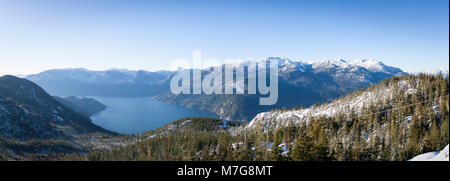 La vue de la baie Howe et les montagnes du haut de la télécabine de la mer au ciel de Squamish en Colombie-Britannique, Canada. Banque D'Images