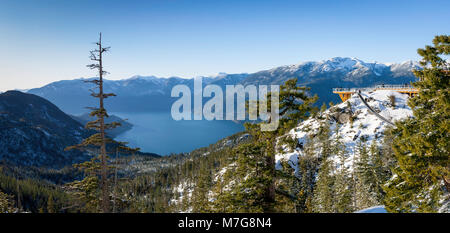 La vue de la baie Howe et les montagnes du haut de la télécabine de la mer au ciel de Squamish en Colombie-Britannique, Canada. Banque D'Images