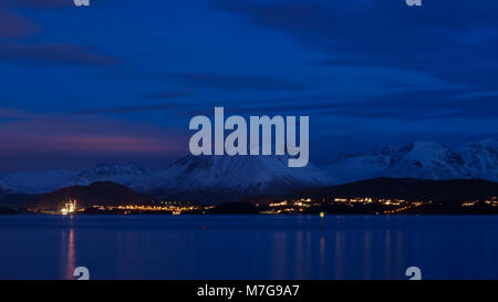 Sur la montagne à Alesund, Norvège la nuit Banque D'Images