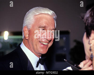 Acteur Leslie Nielson est interviewé par un journaliste comme il arrive pour le dîner d'État offert par le président des États-Unis George H. W. Bush et la première Dame Barbara Bush respect Président V·clav Havel de Tchécoslovaquie à la Maison Blanche à Washington, DC Le 22 octobre 1991. Credit : Ron CNP/MediaPunch / Sachs Banque D'Images