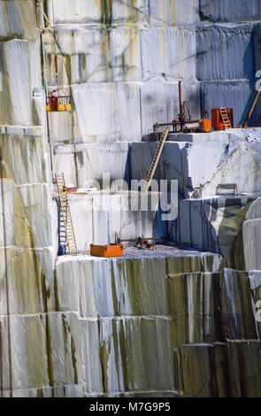 Stand des ouvriers près du bord d'une pente raide et dangereux qu'ils drop couper des blocs de granit à la Rock of Ages Quarry en Barre, Vermont, United States, Banque D'Images