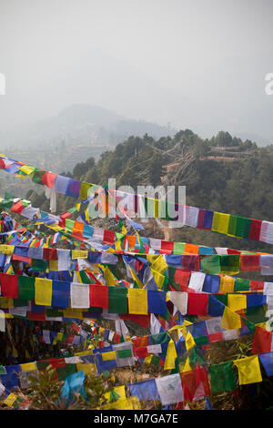 Les drapeaux de prières, Namobuddha, Vallée de Katmandou, Népal Banque D'Images