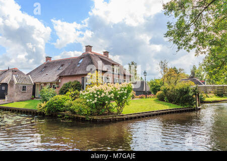 Noorderpad, Giethoorn, la municipalité Steenwijkerland, province de l'Overijssel, Pays-Bas, le 2 septembre 2017 : des maisons de village de Giethoorn Banque D'Images