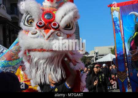 Grand Blanc moelleux lion danse figure prenant part à la célébration du Nouvel An chinois et défilé à San Diego, Californie, en février, 2018. Banque D'Images