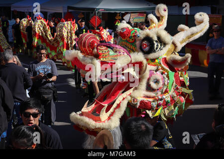 Très grand, décoré, coloré Dancing Dragon serpente le long d'une rue juste à San Diego, Californie pendant un défilé du Nouvel An chinois Banque D'Images