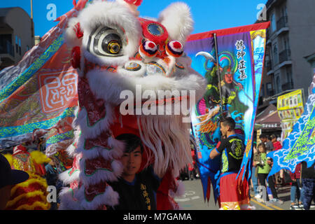 Grand Blanc moelleux lion danse figure dans la célébration du Nouvel An chinois et défilé à San Diego, Californie, en février, 2018  +Homme portant bannière. Banque D'Images