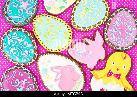 Вelicious colorés Easter christmas background. Oeufs, lapin, poulet avec motif différent du glaçage. Vue d'en haut Banque D'Images
