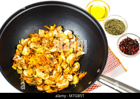 Poêle wok avec poêlée de champignons, oignons et carottes Banque D'Images