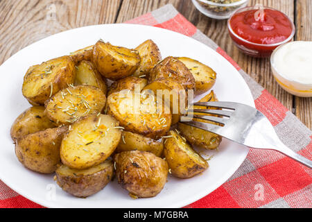 Tranches de pomme de terre grillée au romarin Banque D'Images