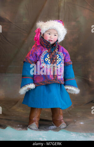 Hatgal, Mongolie, 4e mars 2018 : mongolian Fille habillée de façon traditionnelle sur la glace d'un lac Khuvsgul Banque D'Images