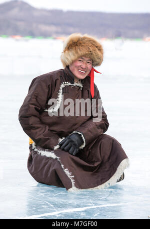 Hatgal, Mongolie, 4e mars 2018 : mongolian homme vêtu de vêtements traditionnels sur la glace d'un lac Khuvsgul Banque D'Images