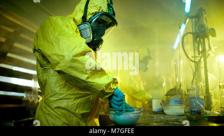 Dans le laboratoire souterrain de deux chimistes clandestins de drogues Drogues synthétiques Cook, écrasez-les dans un bol et Package pour une distribution ultérieure. Banque D'Images