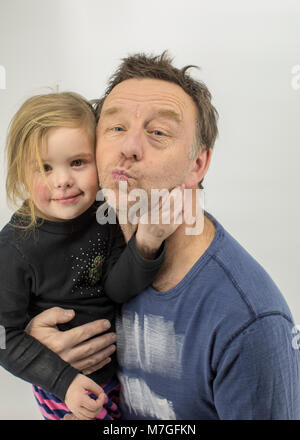Papa et sa fille faire des grimaces dans studio Banque D'Images