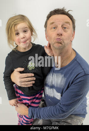 Papa et sa fille faire des grimaces dans studio Banque D'Images