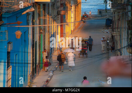 Les piétons circulant dans une rue colorée dans la Vieille Havane, Cuba, vu depuis un balcon Banque D'Images