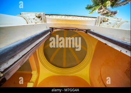 Coupole d'un mausolée historique au cimetière Colon de La Havane, Cuba Banque D'Images