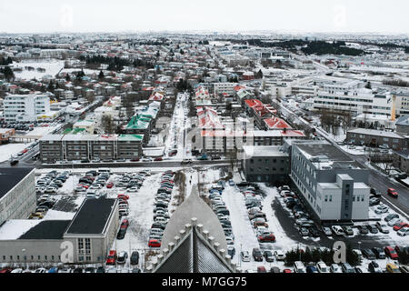 Vue aérienne de Reykjavik, Islande, la capitale la plus au nord du monde, tourné à partir du haut de la cathédrale Hallgrímskirkja Banque D'Images