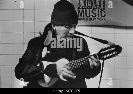 Musicien de rue jouant dans le métro à la 74e Street station à Jackson Heights, Queens, New York. Banque D'Images