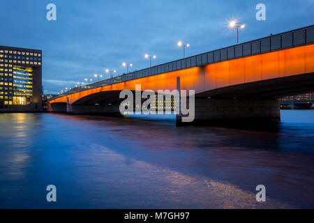 Lumières sur le pont de Londres sur Tamise la nuit, Ville de London, UK Banque D'Images