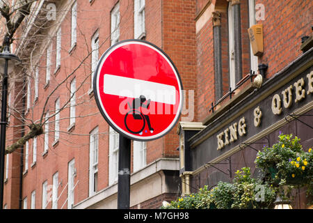 Clet Abraham road sign street art graffiti de utilisateur de fauteuil roulant sur aucun signe d'entrée, London, UK Banque D'Images