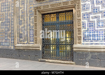 L'extérieur de la Chambre de commerce de l'immeuble qui est couverte de carreaux bleu et blanc de Puebla et situé dans le quartier historique du centre ville de Mexico, Mexique. Banque D'Images