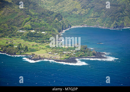 Une vue aérienne de la presqu'île, le long MauiÕs Keanae célèbre route de Hana. En 1946, la péninsule Keanae a été presque entièrement détruit par un tsunami. Banque D'Images