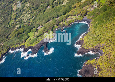 Une vue aérienne de Waianapanapa State Park et c'est plage de sable noir, Maui, Hawaii. Banque D'Images