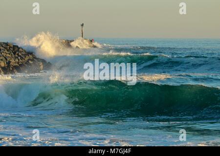 Vagues se briser à la cale à Newport Beach en Californie Banque D'Images