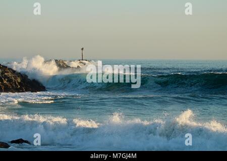 Vagues se briser à la cale à Newport Beach en Californie Banque D'Images