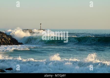 Vagues se briser à la cale à Newport Beach en Californie Banque D'Images