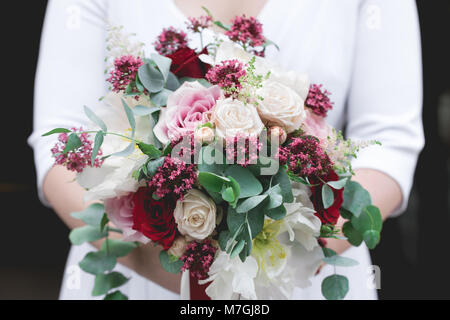 Mariée avec bouquet de fleurs en robe blanche Banque D'Images