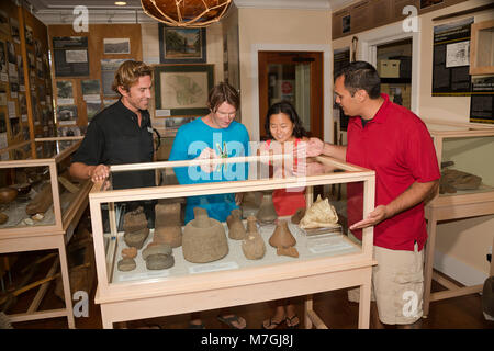 Un guide et touristes visitent le centre de la Culture et du patrimoine Lanai à Lanai City, île de Lanai, Hawaii. Les quatre personnes sur la photo, modèle publié. Banque D'Images