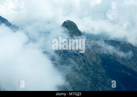 Adam's Peak, 2 243 m de hauteur est une montagne conique situé dans le centre du Sri Lanka. Il est bien connu pour le Sri Pada, ou empreinte "sacré", ce qui est une fausse impression Banque D'Images