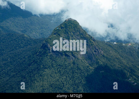 Adam's Peak, 2 243 m de hauteur est une montagne conique situé dans le centre du Sri Lanka. Il est bien connu pour le Sri Pada, ou empreinte "sacré", ce qui est une fausse impression Banque D'Images