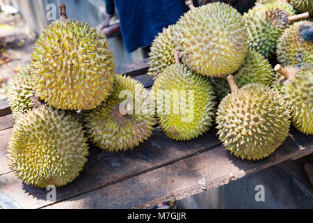 Durian Durio zibethinus,, en vente sur le côté de la route. Le nom 'durian' est dérivé de l'Malay-Indonesian pour word langues ou duri "spike", Banque D'Images