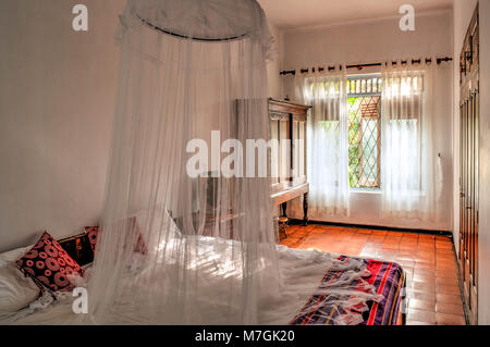 Chambre de style colonial avec moustiquaire Banque D'Images
