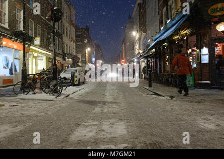 Neige en hiver dans le quartier londonien de Soho rues la nuit Banque D'Images