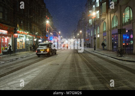 Neige en hiver dans le quartier londonien de Soho rues la nuit Banque D'Images