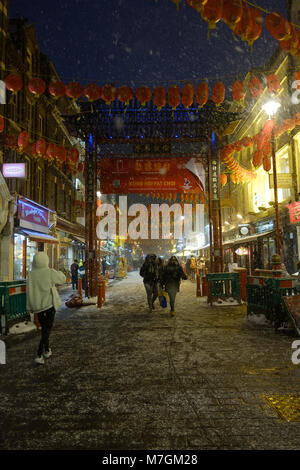 Neige en hiver dans le quartier chinois de Londres la nuit Banque D'Images