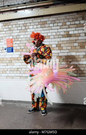 Un ballon étrange clown de décisions dans le passage souterrain menant à l'histoire naturelle de Londres Banque D'Images