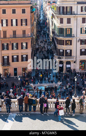 Regardant vers le bas de la Piazza Trinità dei Monti en haut de la place d'Espagne. Rome. Le Latium. L'Italie. Banque D'Images