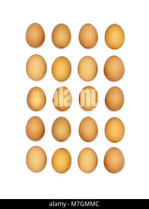Joyeuses Pâques symbole dans les rangées de vingt oeufs bruns. Banque D'Images