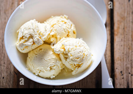 Sorbet à la mangue dans un bol blanc Banque D'Images