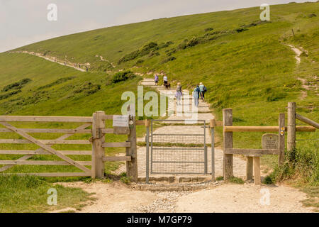 Le South West Coast Path menant de Meyrick Park Golf Course sur la côte du Dorset, UK. Banque D'Images