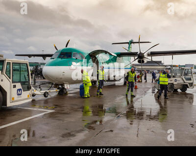 La compagnie aérienne irlandaise Stobart régional ATR 72-600 d'exploitation des aéronefs deux hélices Aer Lingus vols régionaux d'être chargé de passagers et de bagages Banque D'Images