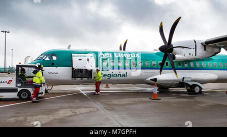 La compagnie aérienne irlandaise Stobart régional ATR 72-600 d'exploitation des aéronefs deux hélices Aer Lingus vols régionaux d'être chargé de passagers et de bagages Banque D'Images