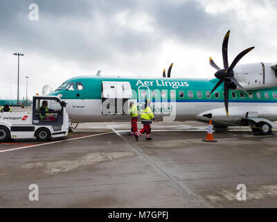 La compagnie aérienne irlandaise Stobart régional ATR 72-600 d'exploitation des aéronefs deux hélices Aer Lingus vols régionaux d'être chargé de passagers et de bagages Banque D'Images