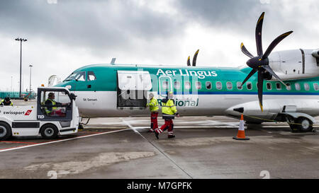 La compagnie aérienne irlandaise Stobart régional ATR 72-600 d'exploitation des aéronefs deux hélices Aer Lingus vols régionaux d'être chargé de passagers et de bagages Banque D'Images